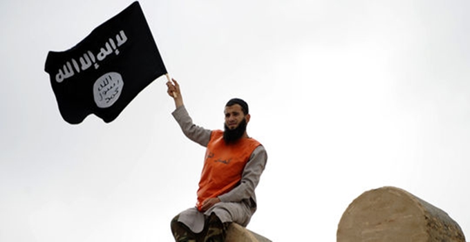 un homme avec un drapeau salafiste dukhani lbl